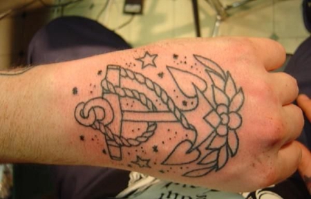 手背线条船锚纹身图案