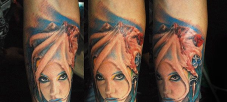 手臂上的章鱼美女纹身图案