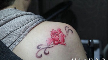 肩膀上的牡丹纹身