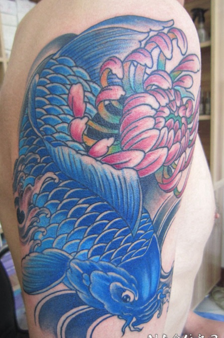胳膊上的鲤鱼菊花纹身