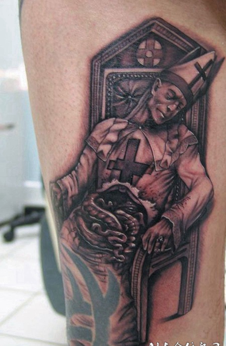 坐在椅子上的恶魔纹身