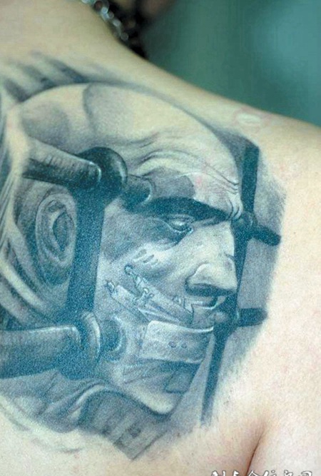 后背上的犯人纹身