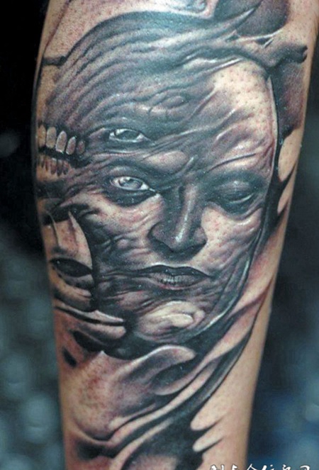 胳膊上的女性恶魔纹身