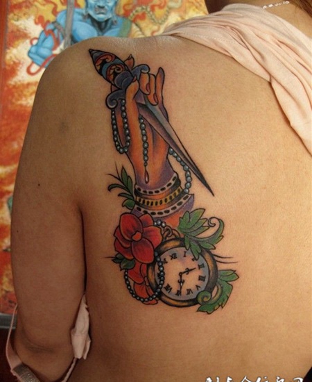 后背上拿着匕首的手纹身