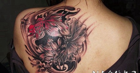 后背上的莲花金鱼纹身