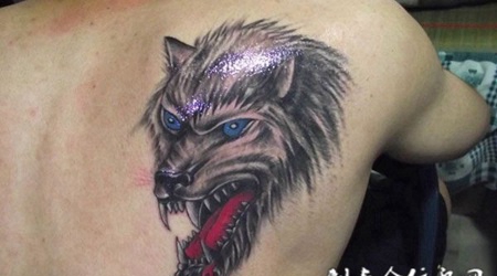 后背上的狼纹身