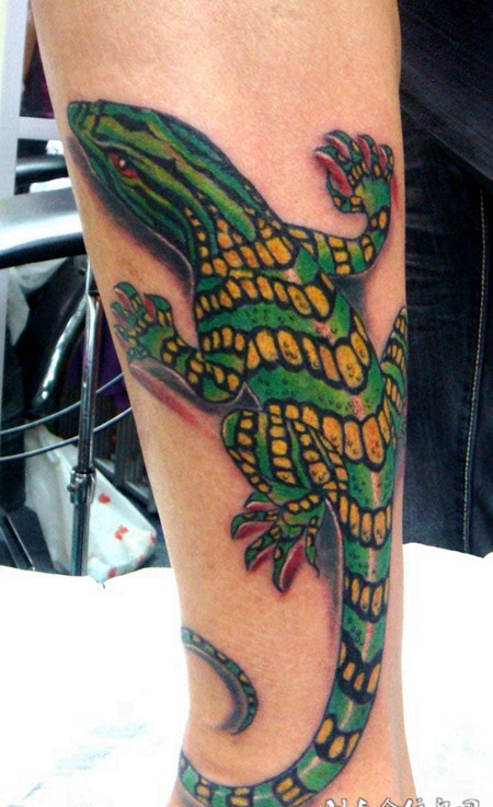 小腿上的变色龙纹身