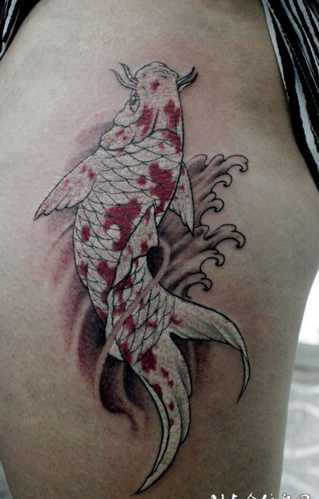 腿上的花斑鲤鱼纹身