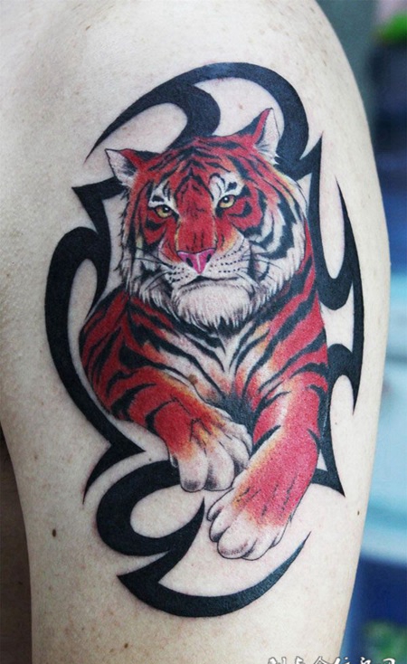 胳膊上的老虎与图腾纹身