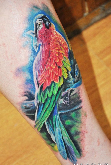 小腿上的鹦鹉纹身