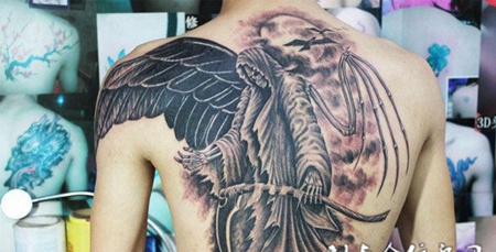 后背上的死神纹身