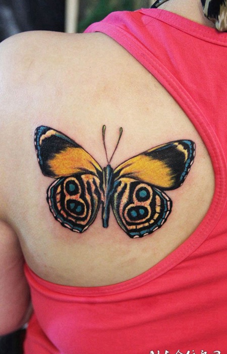 后背上的鬼眼蝴蝶纹身