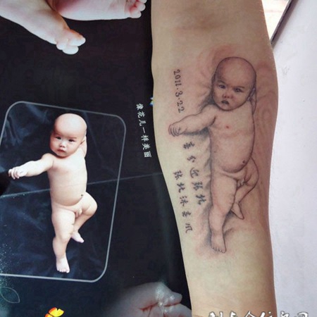胳膊上的小娃娃纹身