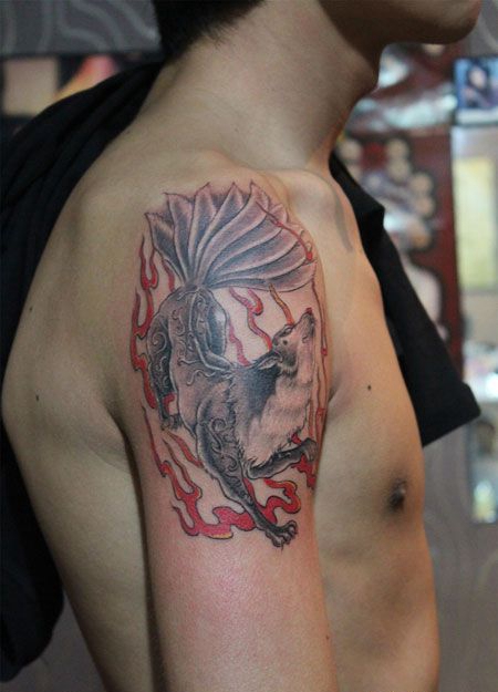 大臂火焰九尾狐纹身图案