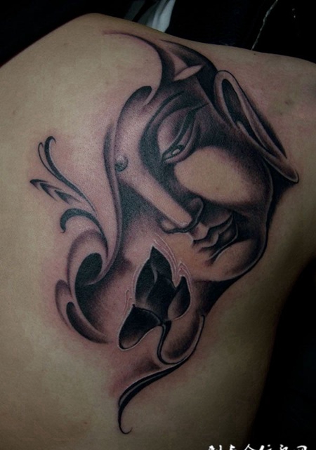 后背上的半面佛像纹身