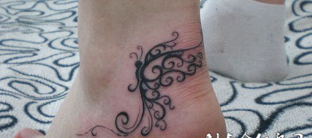 脚踝上的花纹图腾纹身