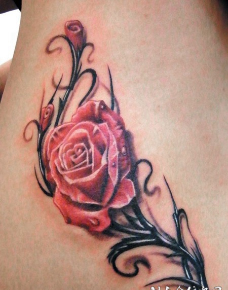 肩膀上的玫瑰纹身