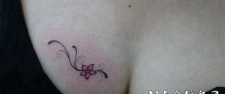 胸前的小花纹身