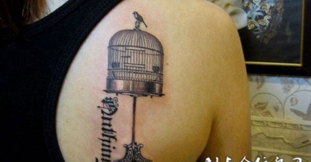 后背上的鸟笼子的纹身