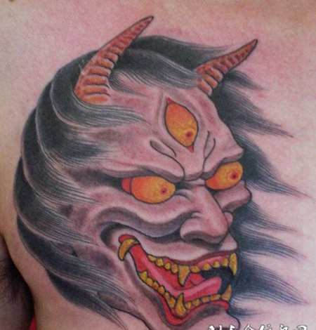 胸前的三眼般若纹身