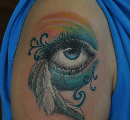 大臂眼睛羽毛纹身图案