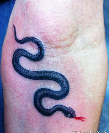 胳膊上的小蛇纹身