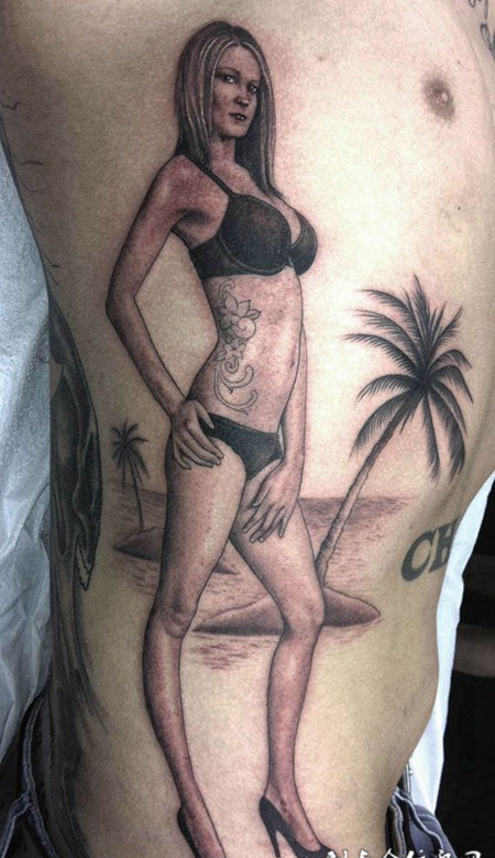 腰侧的美女纹身