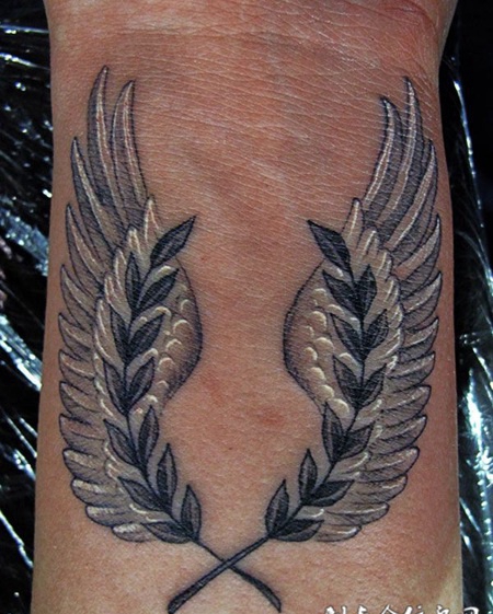 手腕上的麦穗翅膀纹身