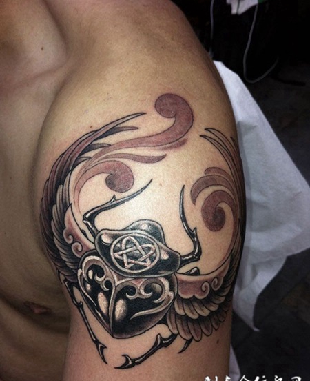 胳膊上的翅膀心纹身