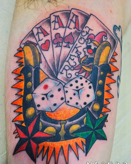 胳膊上的扑克纹身