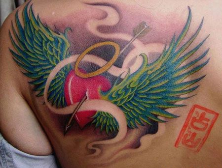 背部一箭穿心翅膀纹身图案