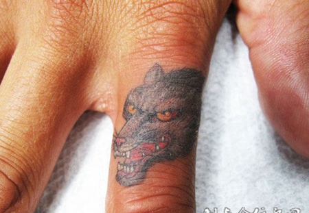 手指上的狼头纹身