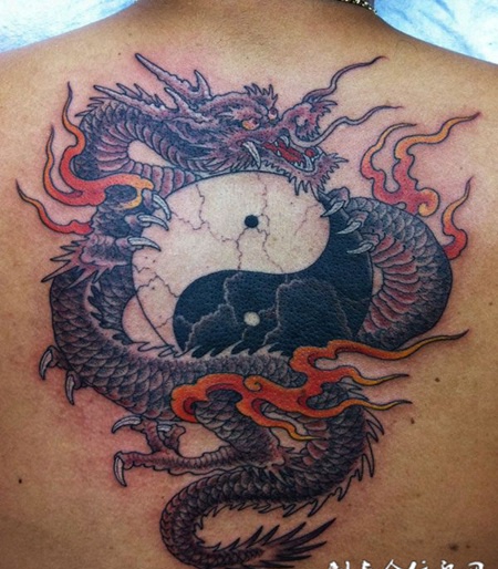 后背上的太极龙纹身