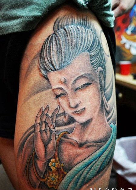 大腿上的仕女纹身