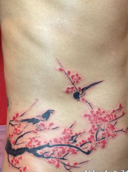 腰侧的梅花纹身
