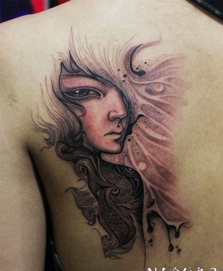 后背上的美人纹身