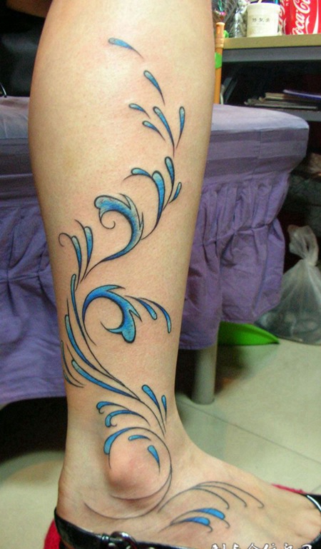 小腿上的花藤图腾纹身