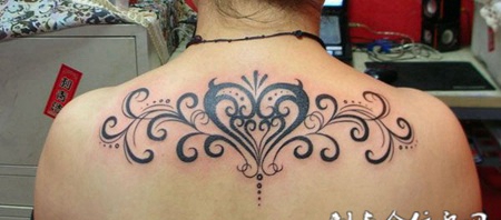 后背上的桃心纹身