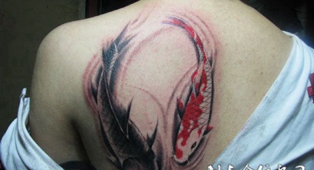 后背上的双鲤鱼纹身