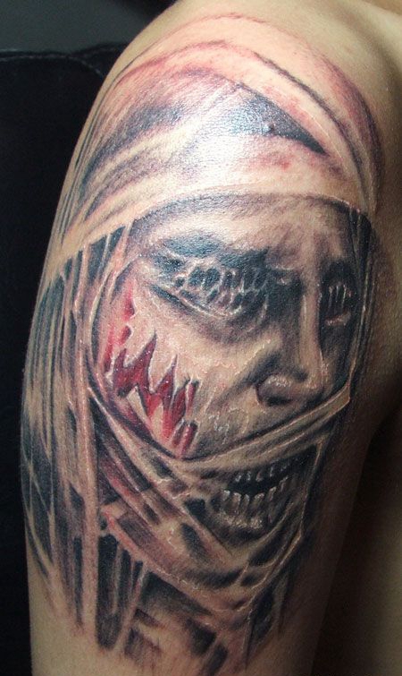 大臂带血的木乃伊图案