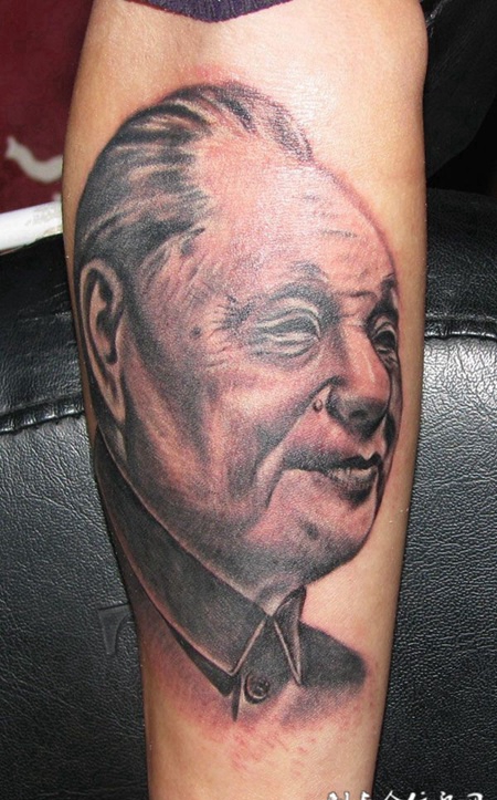 胳膊上的邓小平肖像纹身