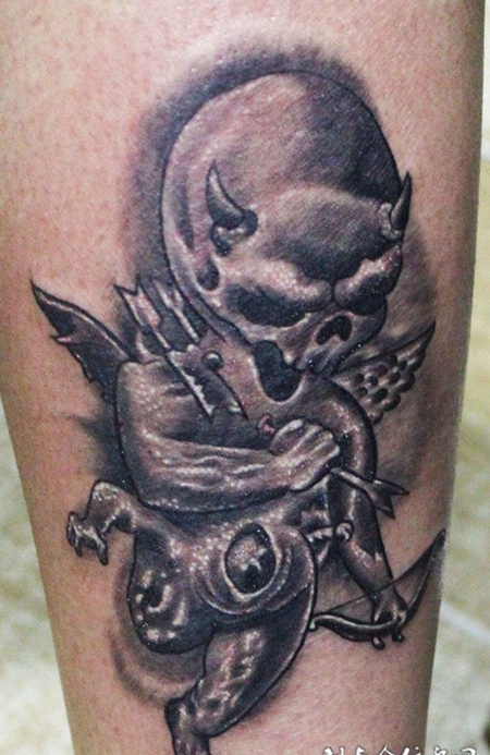 小腿上的小恶魔纹身