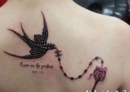 背部燕子钥匙纹身