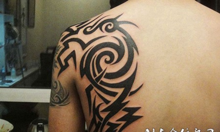 后背上的图腾纹身