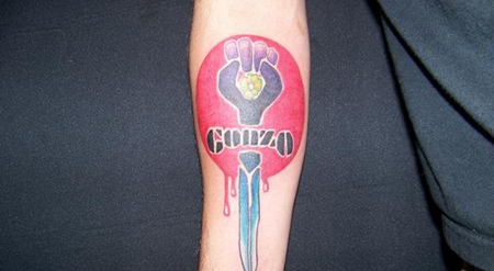 小臂创意匕首拳头纹身图案