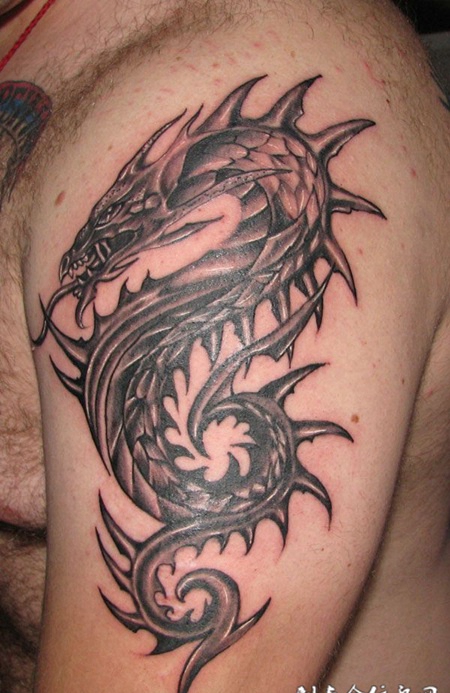 胳膊上的欧美龙纹身