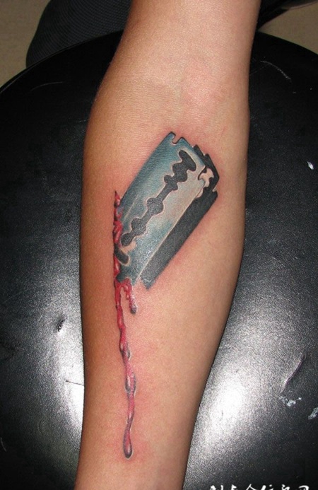 胳膊上刀片伤口纹身