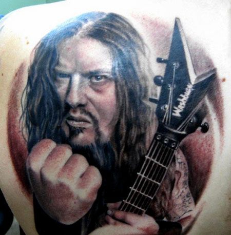 背部握着拳头的帅哥纹身图案