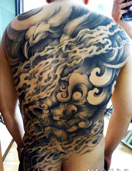 满背祥云纹身