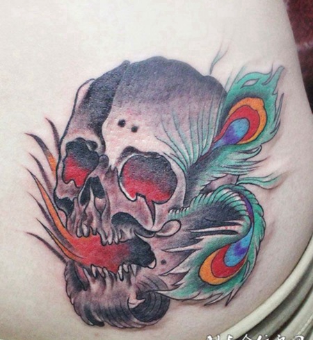 腰侧的骷髅羽毛纹身